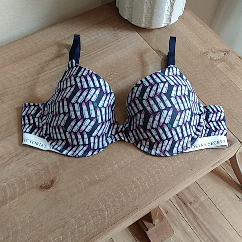 Victoria's Secret T-Shirt Lightly Lined Demi Bra. Size 34D